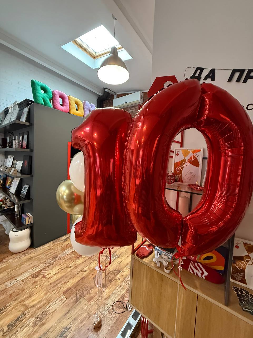 🥳 Мой октябрь — щедрый на даты.
Сегодня 10 лет агентству Rodnya, из них ровно шесть — мои. Почти как семейная жизнь, только с дедлайнами | Сетка — социальная сеть от hh.ru