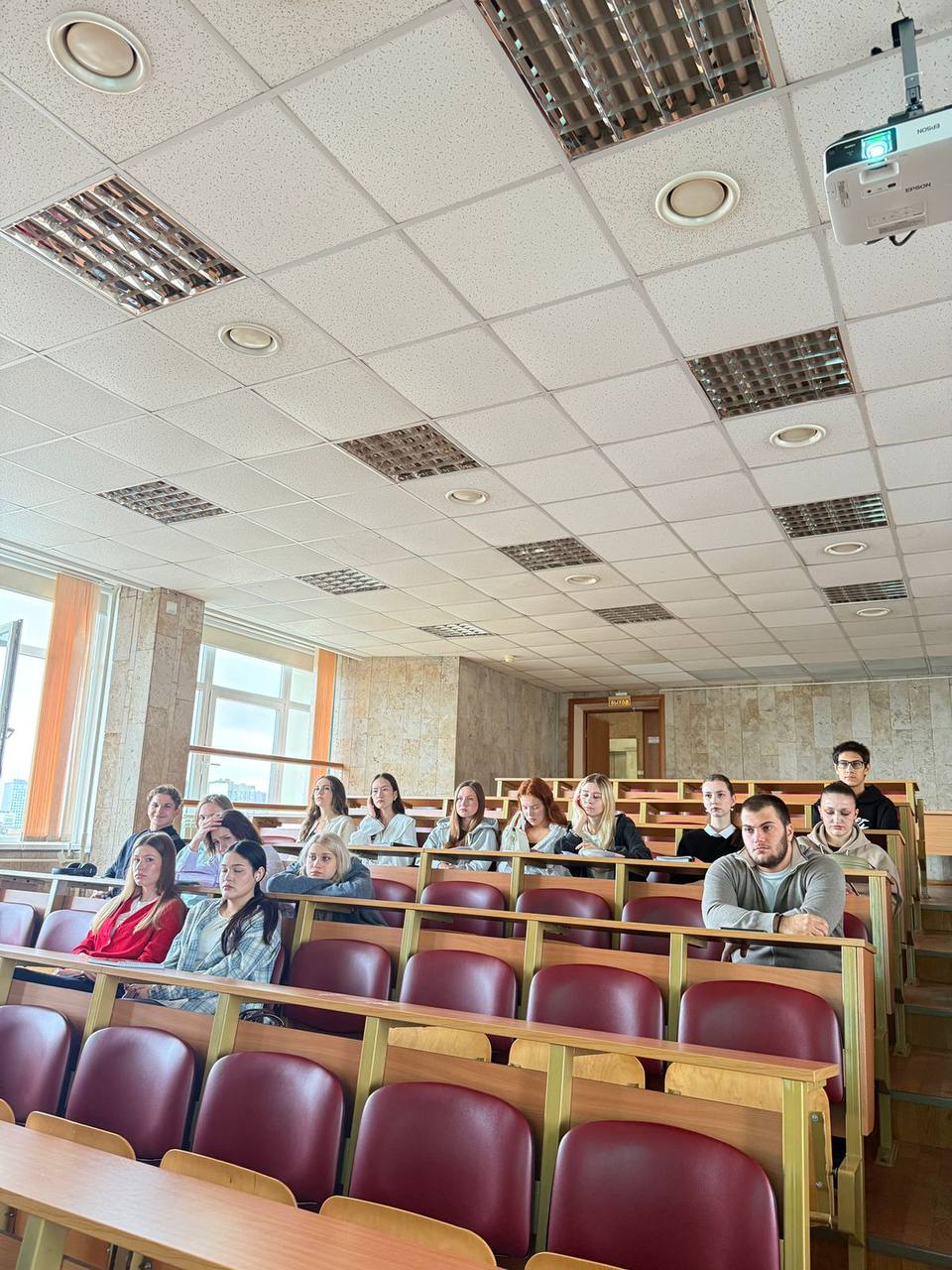 Арткорт привет, друзья 👋🏼
Сегодня нас пригласили выступить в Финансовом университете на тему «Оплата труда в сфере гостеприимства»🎤
Во время лекции Екатерина рассказала про:
💬 виды трудоустройства;
💬 ... | Сетка — социальная сеть от hh.ru
