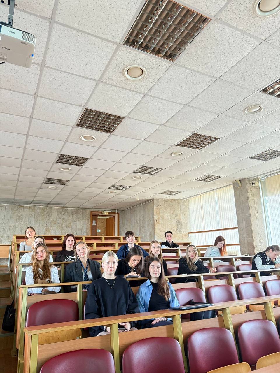 Арткорт привет, друзья 👋🏼
Сегодня нас пригласили выступить в Финансовом университете на тему «Оплата труда в сфере гостеприимства»🎤
Во время лекции Екатерина рассказала про:
💬 виды трудоустройства;
💬 ... | Сетка — социальная сеть от hh.ru