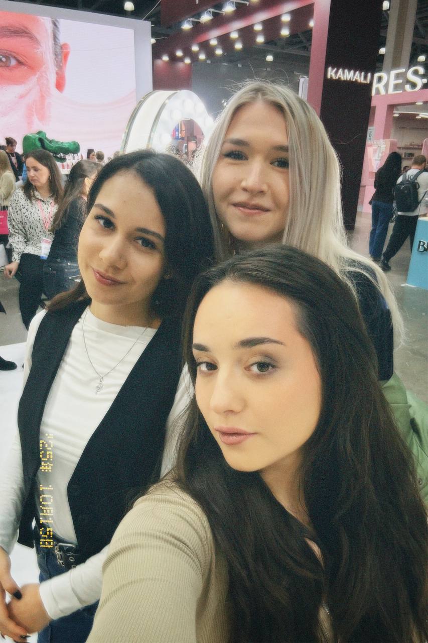 Сегодня мы были на выставке interSHARM с подругами 💅
Мы прошли все что могли, набрали пробников, прошли обследование кожи на новом корейском аппарате
На выставке бренды дают подарки за подписку на кан... | Сетка — социальная сеть от hh.ru