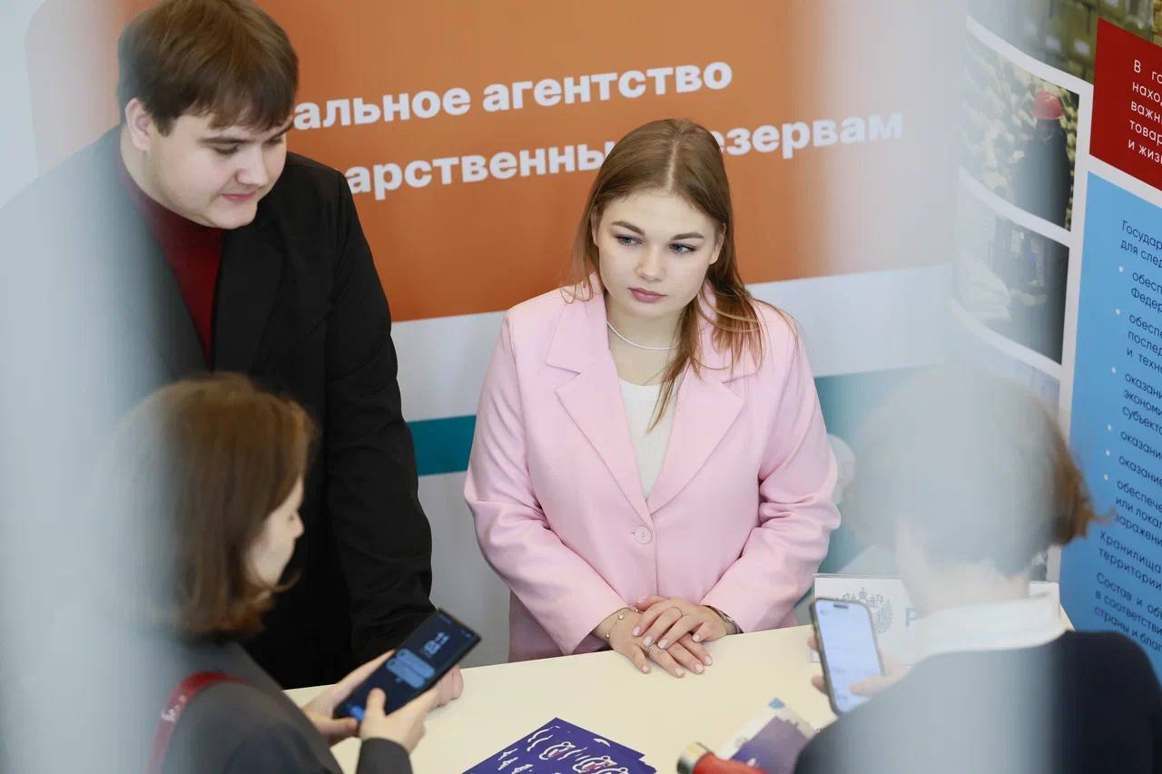 В Академии прошёл студенческий карьерный форум – почти 100 партнеров и несколько тысяч участников!
Весь день шли лекции, мастер-классы и выступления экспертов | Сетка — социальная сеть от hh.ru