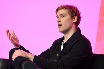 🎙️ ElevenLabs о голосах, Vader’е и борьбе с misuse
ElevenLabs расширяет влияние в enterprise-сегменте и развивает conversational AI | Сетка — социальная сеть от hh.ru