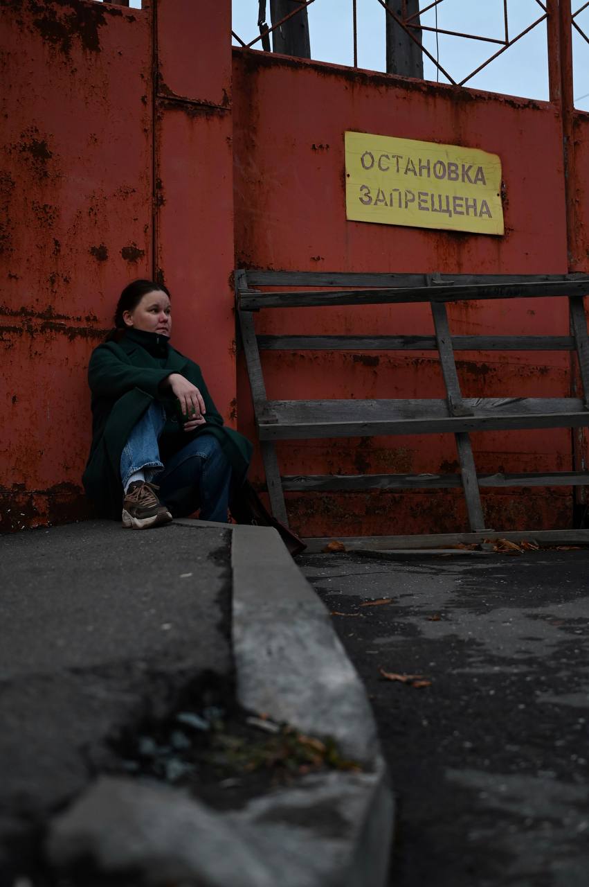 Кусочек осеннего города 🍂
Вот вам и место для раздумий. В осеннем городе краски становятся глубже, а душа замирает в ожидании зимы.
Ph: @bogdankai | Сетка — социальная сеть от hh.ru