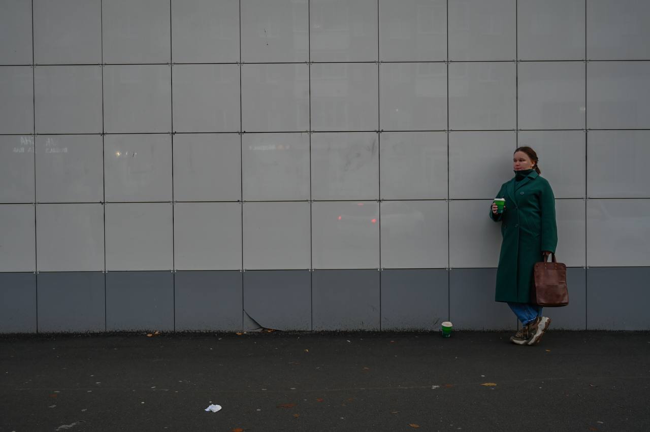 Кусочек осеннего города 🍂
Вот вам и место для раздумий. В осеннем городе краски становятся глубже, а душа замирает в ожидании зимы.
Ph: @bogdankai | Сетка — социальная сеть от hh.ru