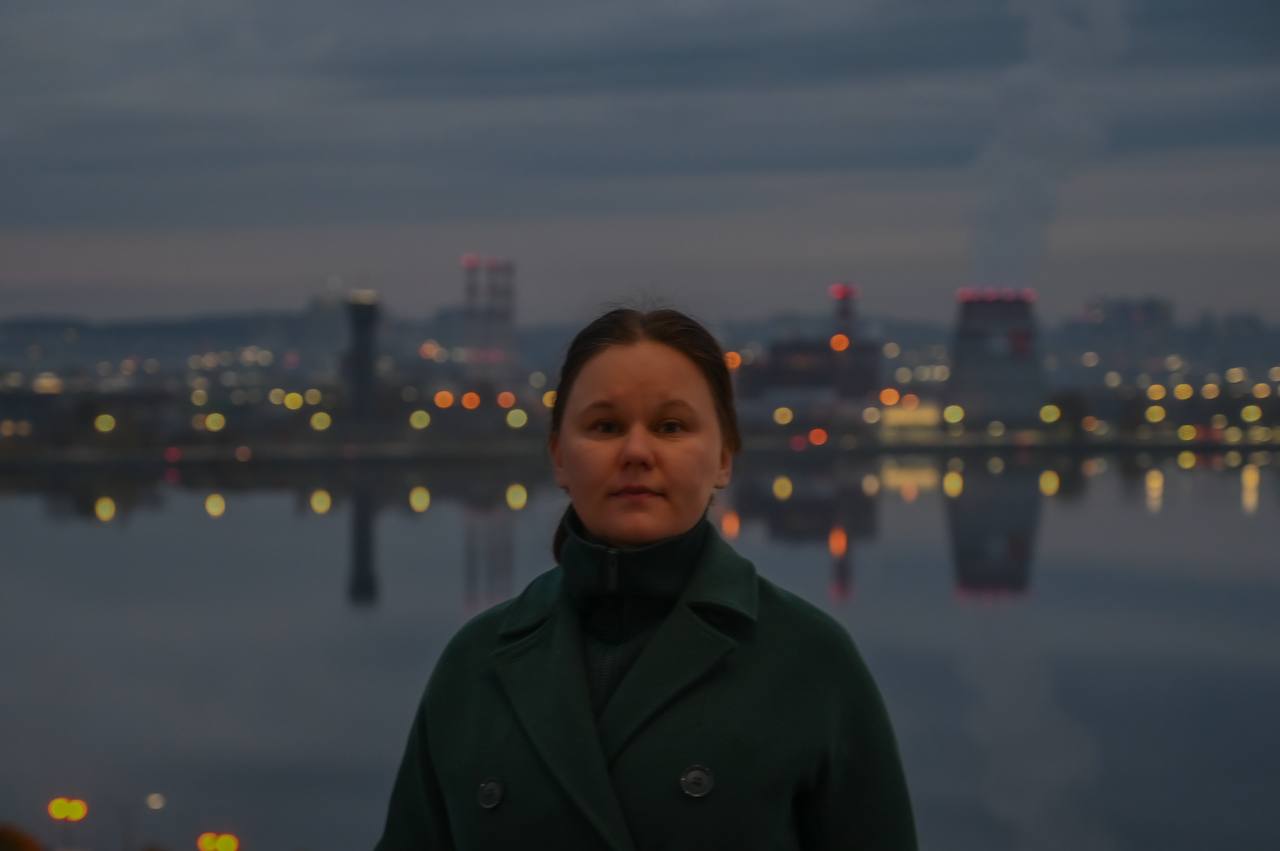Кусочек осеннего города 🍂
Вот вам и место для раздумий. В осеннем городе краски становятся глубже, а душа замирает в ожидании зимы.
Ph: @bogdankai | Сетка — социальная сеть от hh.ru