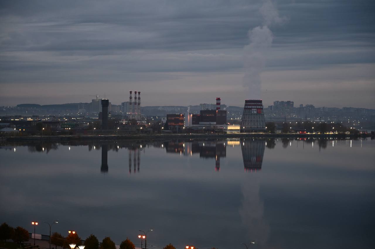 Кусочек осеннего города 🍂
Вот вам и место для раздумий. В осеннем городе краски становятся глубже, а душа замирает в ожидании зимы.
Ph: @bogdankai | Сетка — социальная сеть от hh.ru