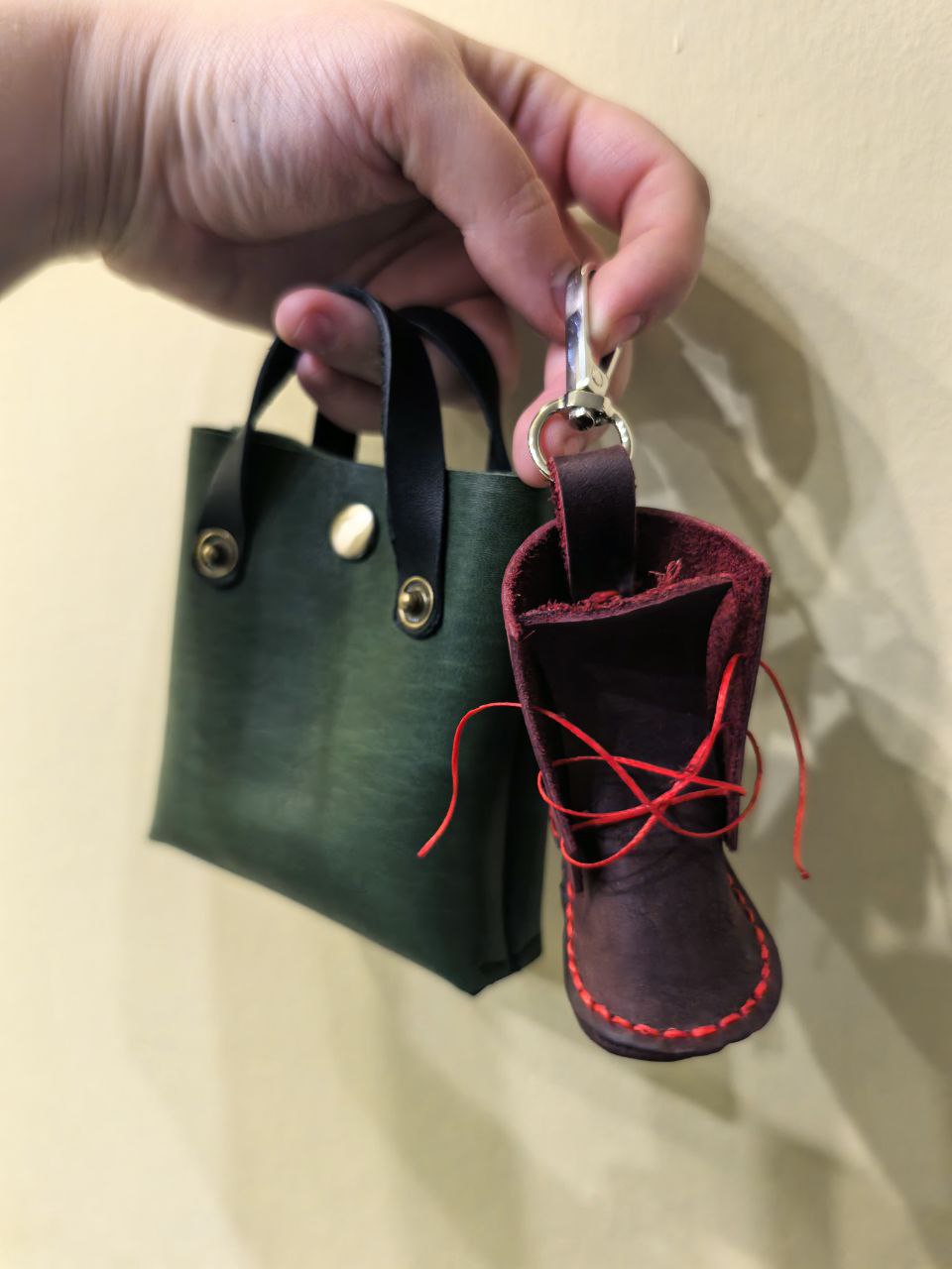 Милые штучки.
#кожевник #изделияизкожи #ручнаяработа #брелки | Сетка — социальная сеть от hh.ru