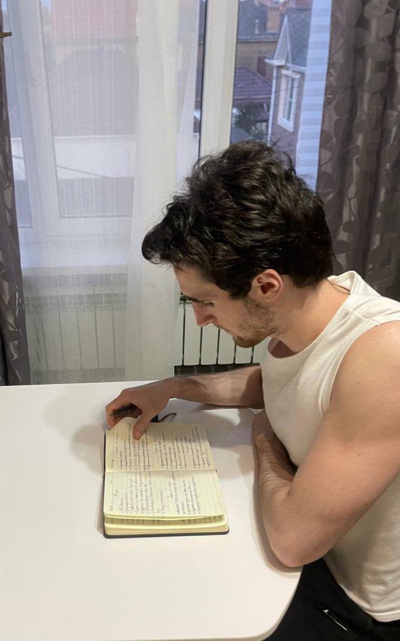 Сегодня работал😨
Многие думают, что ИИ — это легко: нажал кнопку, и начал зарабатывать.
Но на деле я работаю по 8–10 часов каждый день.
Да, работать в ИИ не всегда просто | Сетка — социальная сеть от hh.ru