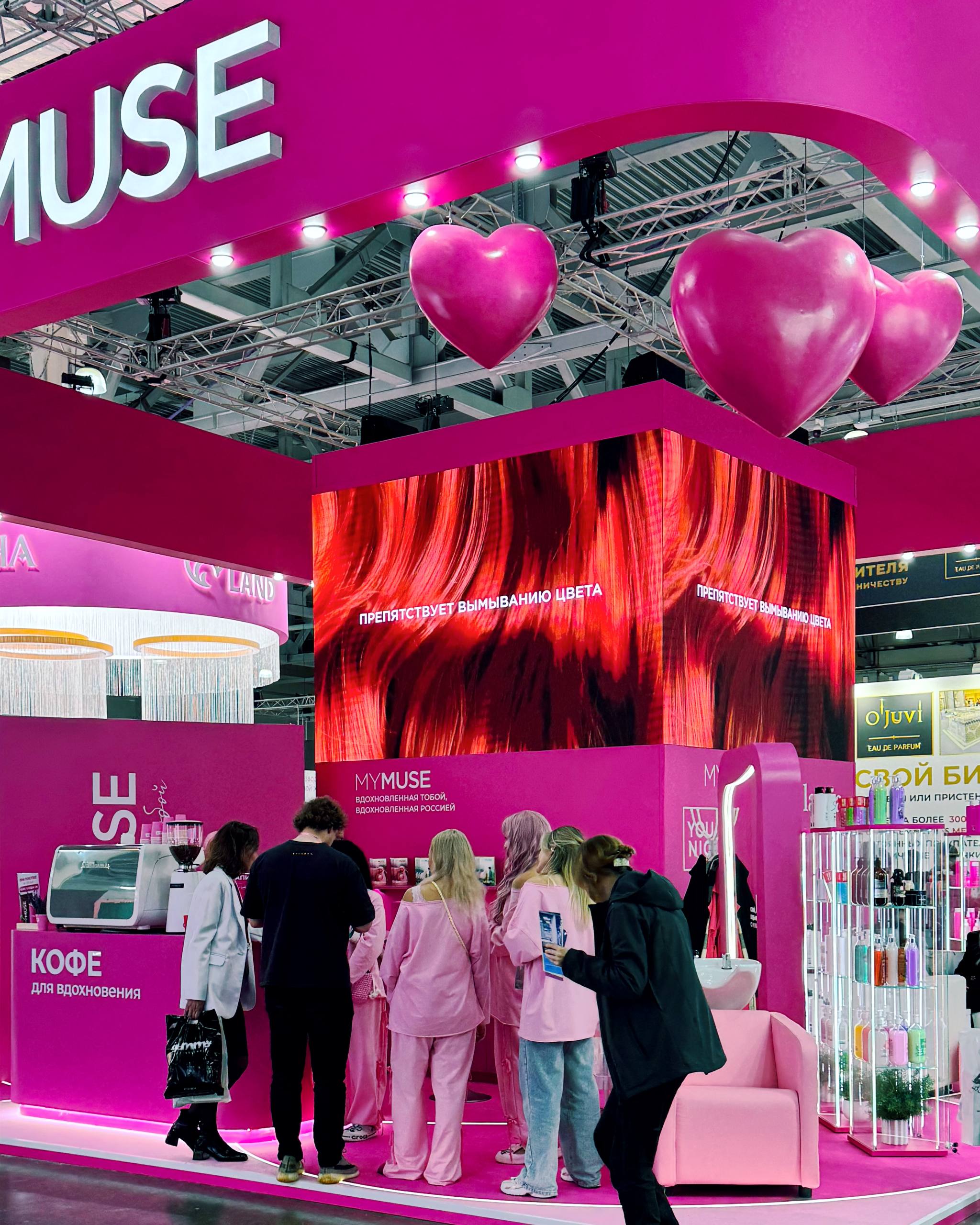 #обзорШИ
😀 InterCharm 2025: beauty персональный, локальный и очень дорогой
Побывали на InterCharm 2025 и вынесли главное:
💕CosmoMix устроил фурор с персонализированной помадой: прямо на стенде можно п... | Сетка — социальная сеть от hh.ru