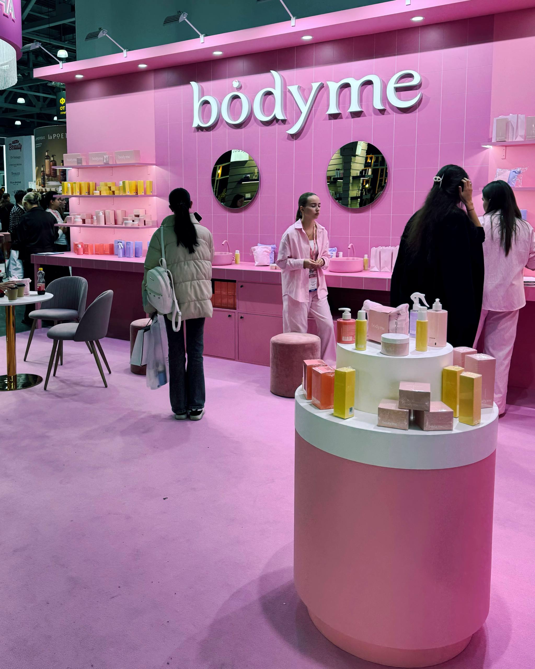 #обзорШИ
😀 InterCharm 2025: beauty персональный, локальный и очень дорогой
Побывали на InterCharm 2025 и вынесли главное:
💕CosmoMix устроил фурор с персонализированной помадой: прямо на стенде можно п... | Сетка — социальная сеть от hh.ru