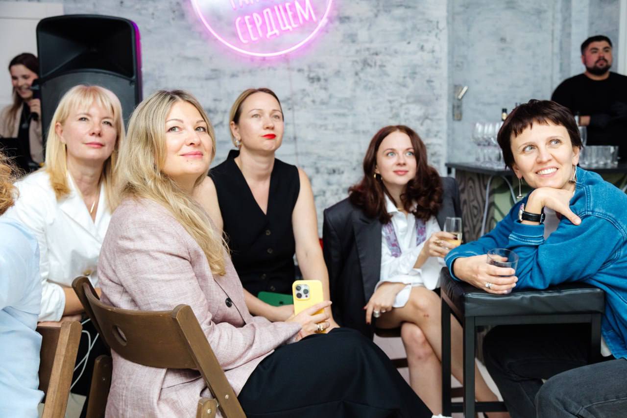 ❤️Этот пост — привет девочкам из комьюнити Great Women in PR Eurasia.
В этом комьюнити я уже несколько лет (сбилась со счёта). Бесценный кладезь нетворкинга, поддержки и обмена мнениями | Сетка — социальная сеть от hh.ru
