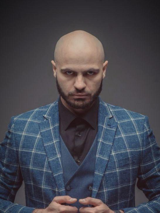 Правило вышибалы: главный переговорный навык, которому не учат в MBA
Прохладный вечер, бархатный канат лениво отгораживает тебя от гула и тепла внутри. У входа стоит Он. Не продавец билетов, не хостес | Сетка — социальная сеть от hh.ru