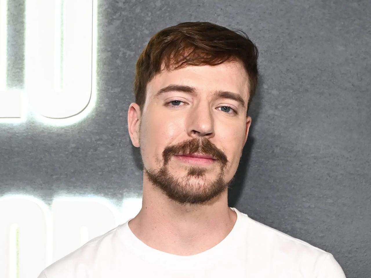 💰 MrBeast идёт в финансы
Джимми Дональдсон, которого весь мир знает как MrBeast, готовит запуск своего финтех-проекта – MrBeast Financial.
Он уже подал заявку на регистрацию бренда в США | Сетка — социальная сеть от hh.ru