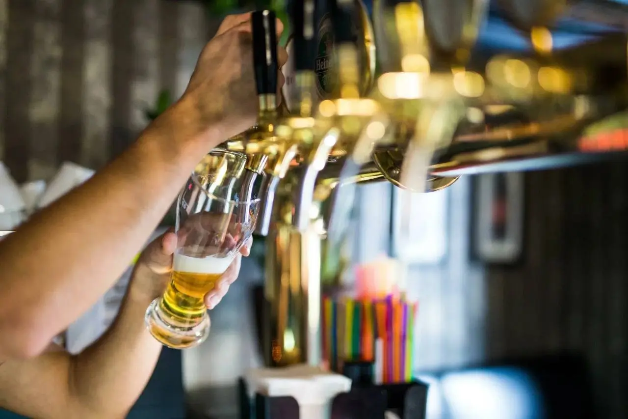 🍺 Ищем бармена со знанием пива!
На кранах — 20+ сортов импортного пива, без коктейлей. Работа в зале и на вынос | Сетка — социальная сеть от hh.ru