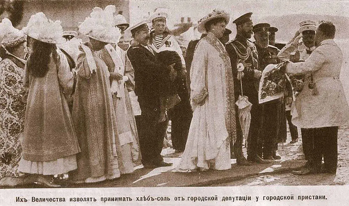 Хлеб-соль
Всемирный день хлеба сегодня, оказывается. Хороший праздник, а поэтому публикую любопытное об этом главном блюде на столе 🍞
Девушка в кокошнике с караваем | Сетка — социальная сеть от hh.ru