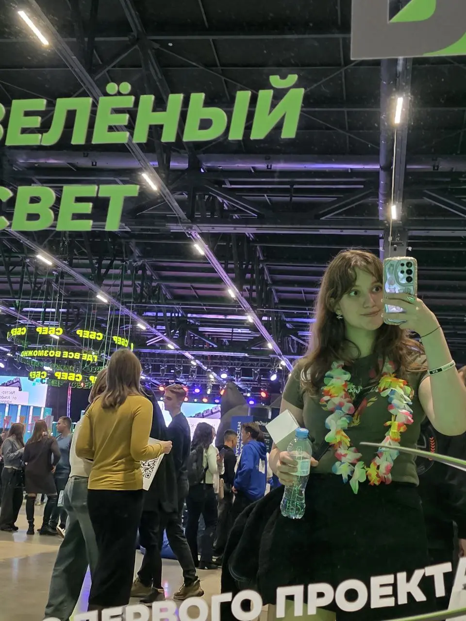 Внеочередное включение 😇
Была сегодня на форуме Найти Айти.
Большущее помещение доверху заполнили студентами и представителями всевозможных айти-компаний. Но только тех, у кого есть стажировки | Сетка — социальная сеть от hh.ru
