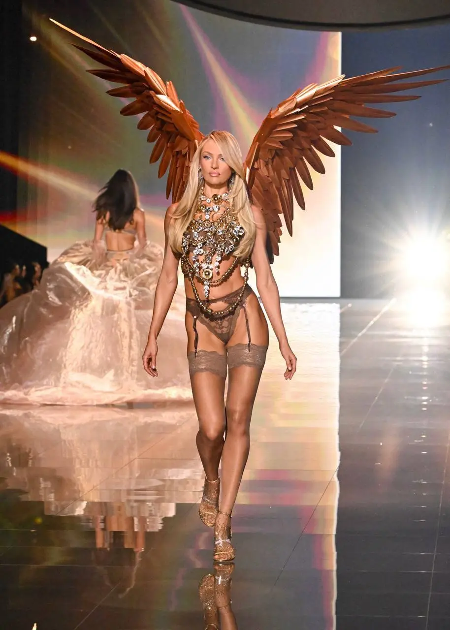Мы долго ждали этого дня и вот наконец то наступило 15 октября и Victoria’s Secret вернулись! Всеми любимые модели снова оказались на одном подиуме : Адриана Лима и Алессандра Амбросио , Даутцен Крез ... | Сетка — социальная сеть от hh.ru