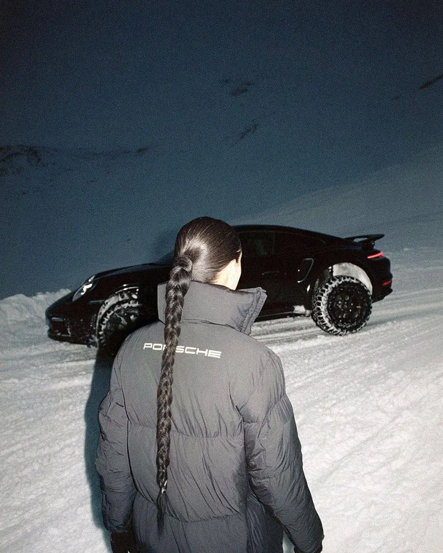 Белые спорткары и медведь в снегу
Это Winterwunsch — новый ugc-кампейн для Porsche. Все как положено: заряженные машины, зимний пейзаж, красивые дамы | Сетка — социальная сеть от hh.ru