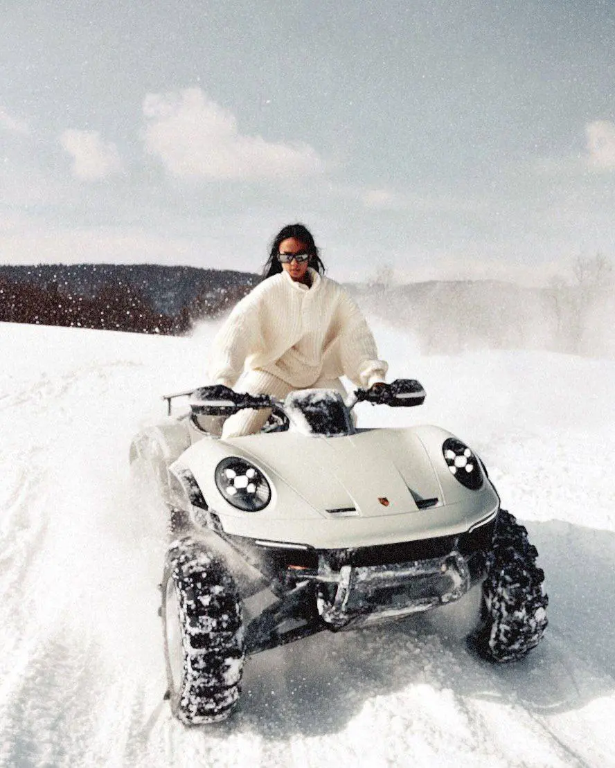 Белые спорткары и медведь в снегу
Это Winterwunsch — новый ugc-кампейн для Porsche. Все как положено: заряженные машины, зимний пейзаж, красивые дамы | Сетка — социальная сеть от hh.ru