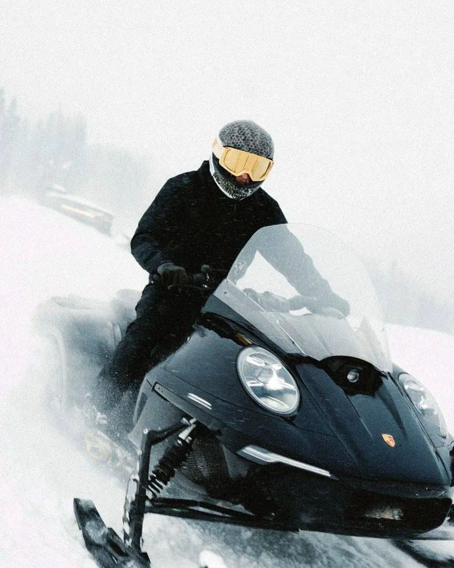 Белые спорткары и медведь в снегу
Это Winterwunsch — новый ugc-кампейн для Porsche. Все как положено: заряженные машины, зимний пейзаж, красивые дамы | Сетка — социальная сеть от hh.ru