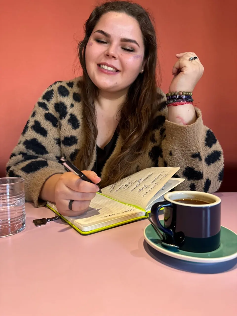 САША, А ЧТО ТЫ ДЕЛАЕШЬ НА КАРЬЕРНЫХ КОНСУЛЬТАЦИЯХ И ЗАЧЕМ КОНКРЕТНО ОНИ НУЖНЫ?
Отвечаю сразу всем❤️
В мире стремительных профессиональных изменений и новых возможностей важно не просто иметь классную ... | Сетка — социальная сеть от hh.ru