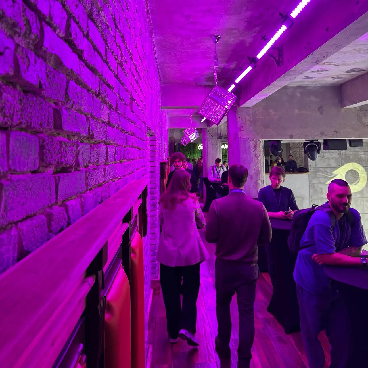Итак, avito.tech.conf.
Забавно, что две недели назад я был ровно на этой же площадке на другой конференции, и она ощущалась и выглядела по-другому | Сетка — социальная сеть от hh.ru