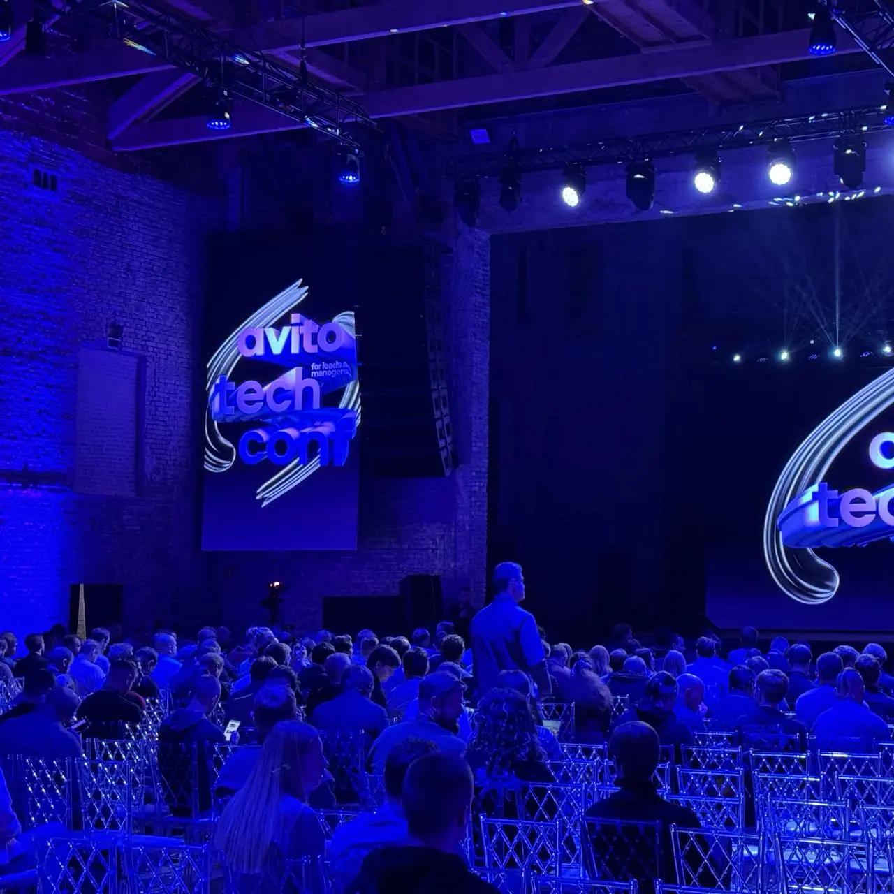 Итак, avito.tech.conf.
Забавно, что две недели назад я был ровно на этой же площадке на другой конференции, и она ощущалась и выглядела по-другому | Сетка — социальная сеть от hh.ru