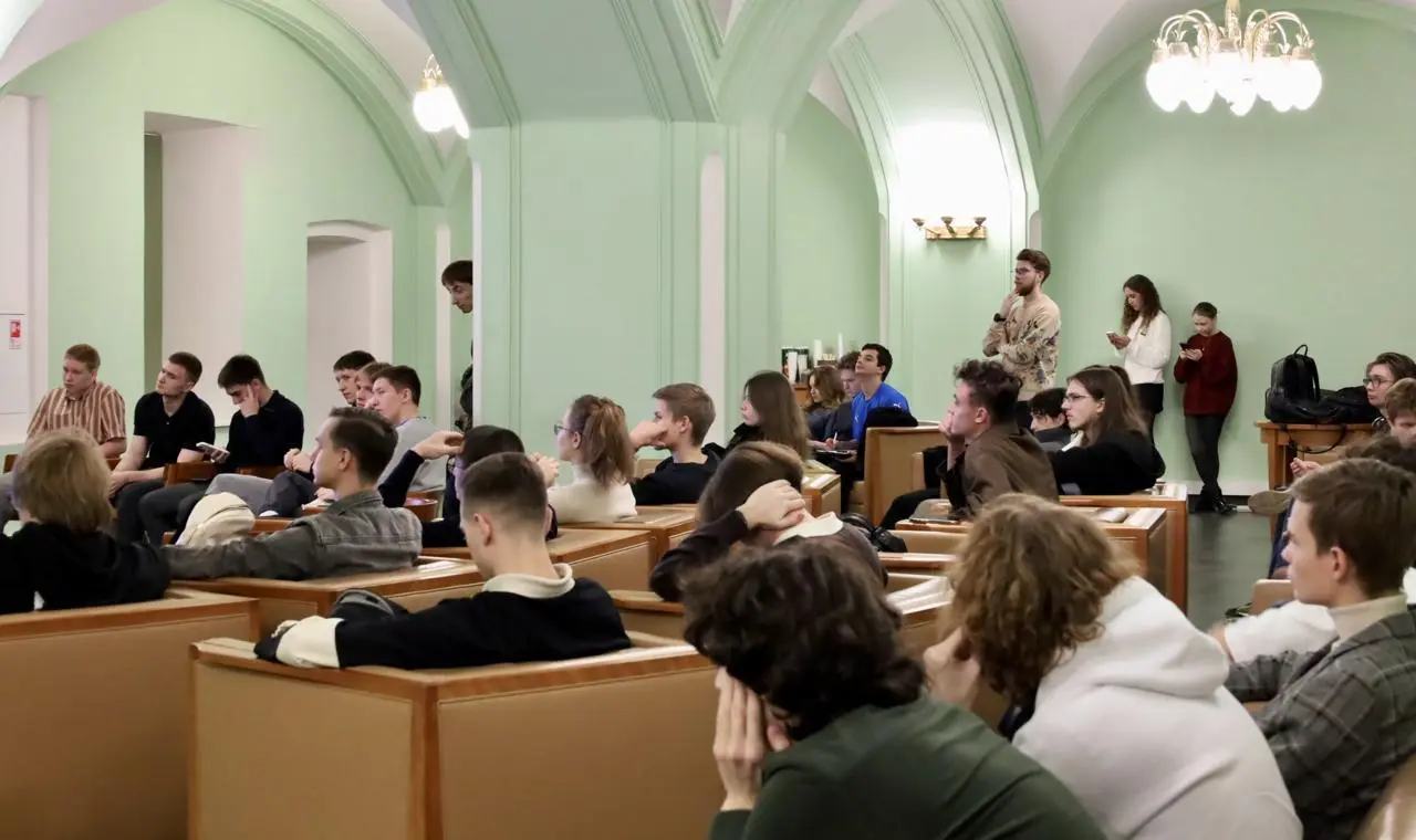🍕 Pizza Pitch от Клуба Предпринимателей ФКН 🍕
Искусство питчинга — это билет в мир смелых и конкурентоспособных стартапов | Сетка — социальная сеть от hh.ru