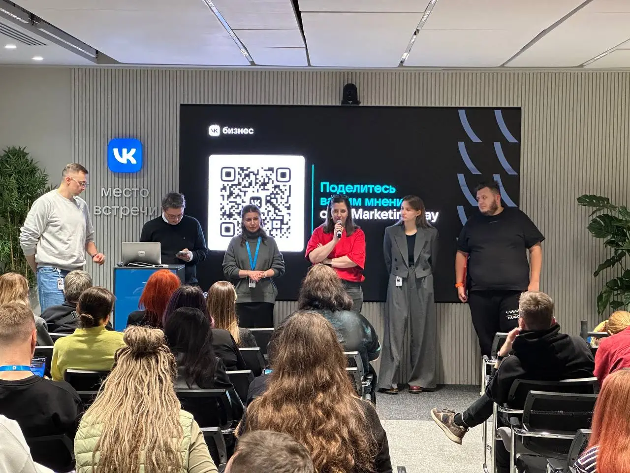 Забежал на VK marketing day, где прошлись галопом по продуктам. В целом интересовали планы по MAX, который неизбежно будет натянут на россиян. Что сказали:
1 | Сетка — социальная сеть от hh.ru