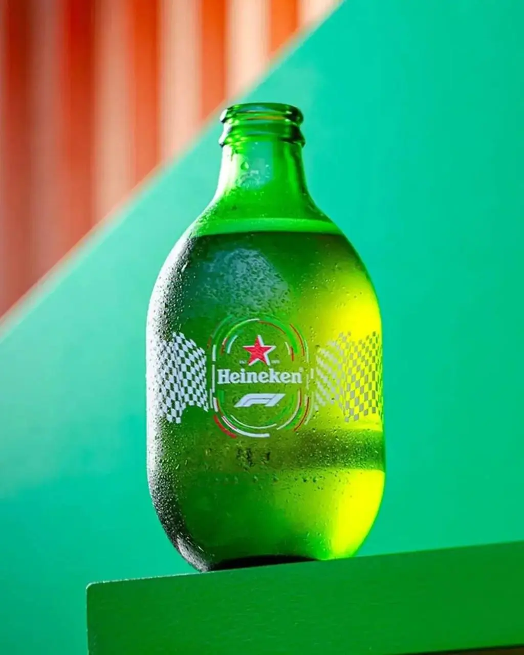#Артем Выпьем?
Будучи спонсором Формулы-1, бренд Heineken решил выделиться и выпустил новую коллекционную бутылку пиваса. В релизе говорят, что пузырь «вдохновлен гоночным болидом» | Сетка — социальная сеть от hh.ru