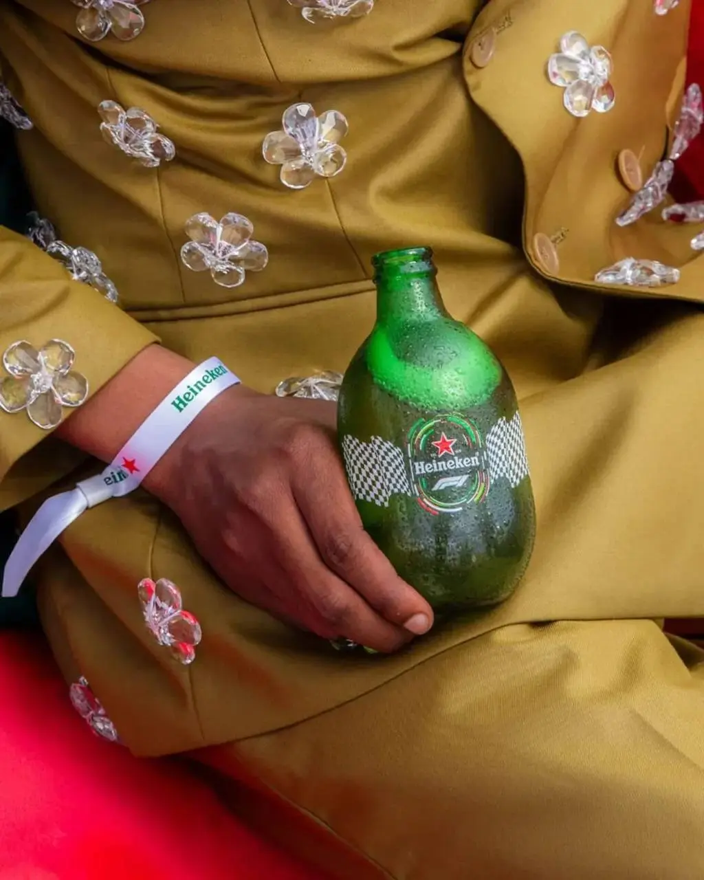 #Артем Выпьем?
Будучи спонсором Формулы-1, бренд Heineken решил выделиться и выпустил новую коллекционную бутылку пиваса. В релизе говорят, что пузырь «вдохновлен гоночным болидом» | Сетка — социальная сеть от hh.ru