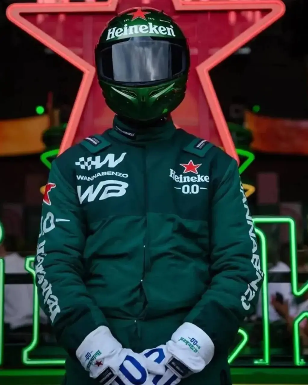 #Артем Выпьем?
Будучи спонсором Формулы-1, бренд Heineken решил выделиться и выпустил новую коллекционную бутылку пиваса. В релизе говорят, что пузырь «вдохновлен гоночным болидом» | Сетка — социальная сеть от hh.ru
