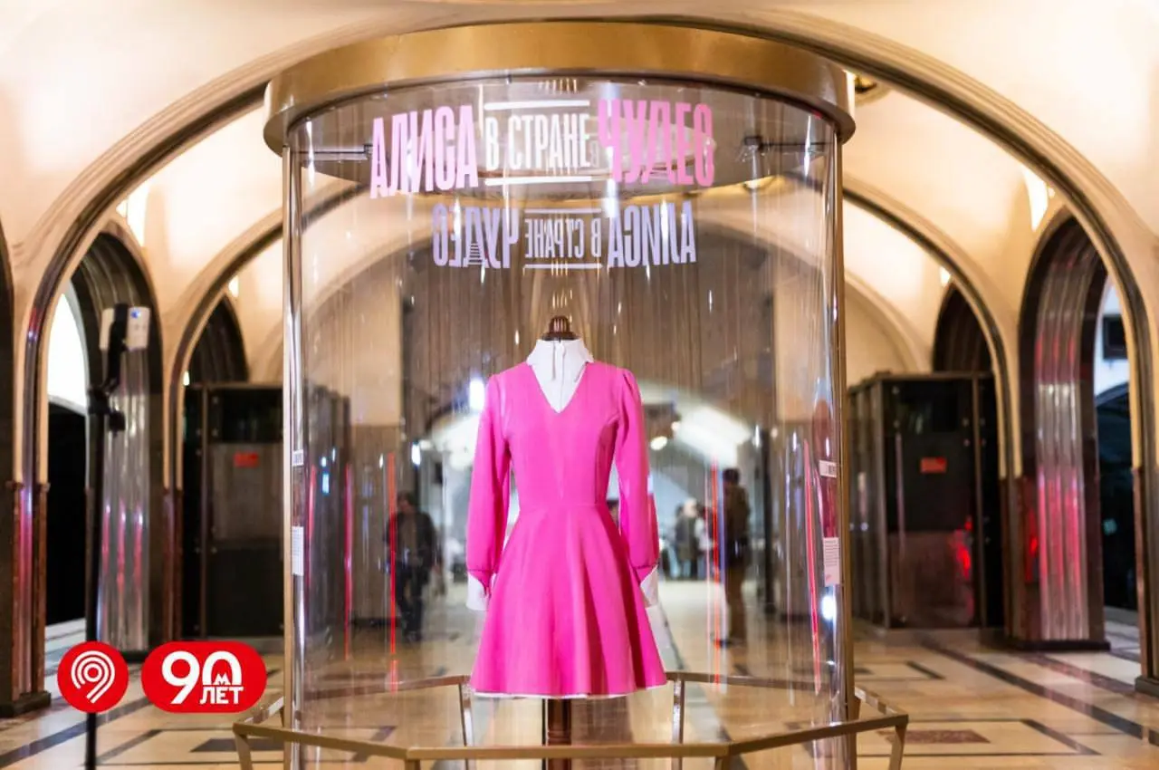 👗В метро открылась сказочная выставка костюмов из «Алисы в Стране Чудес»
До 9 ноября включительно
Наряды Алисы, Шляпника, Герцогини, Антипода и Королевы можно увидеть прямо на станциях: 📍«Маяковская»,... | Сетка — социальная сеть от hh.ru