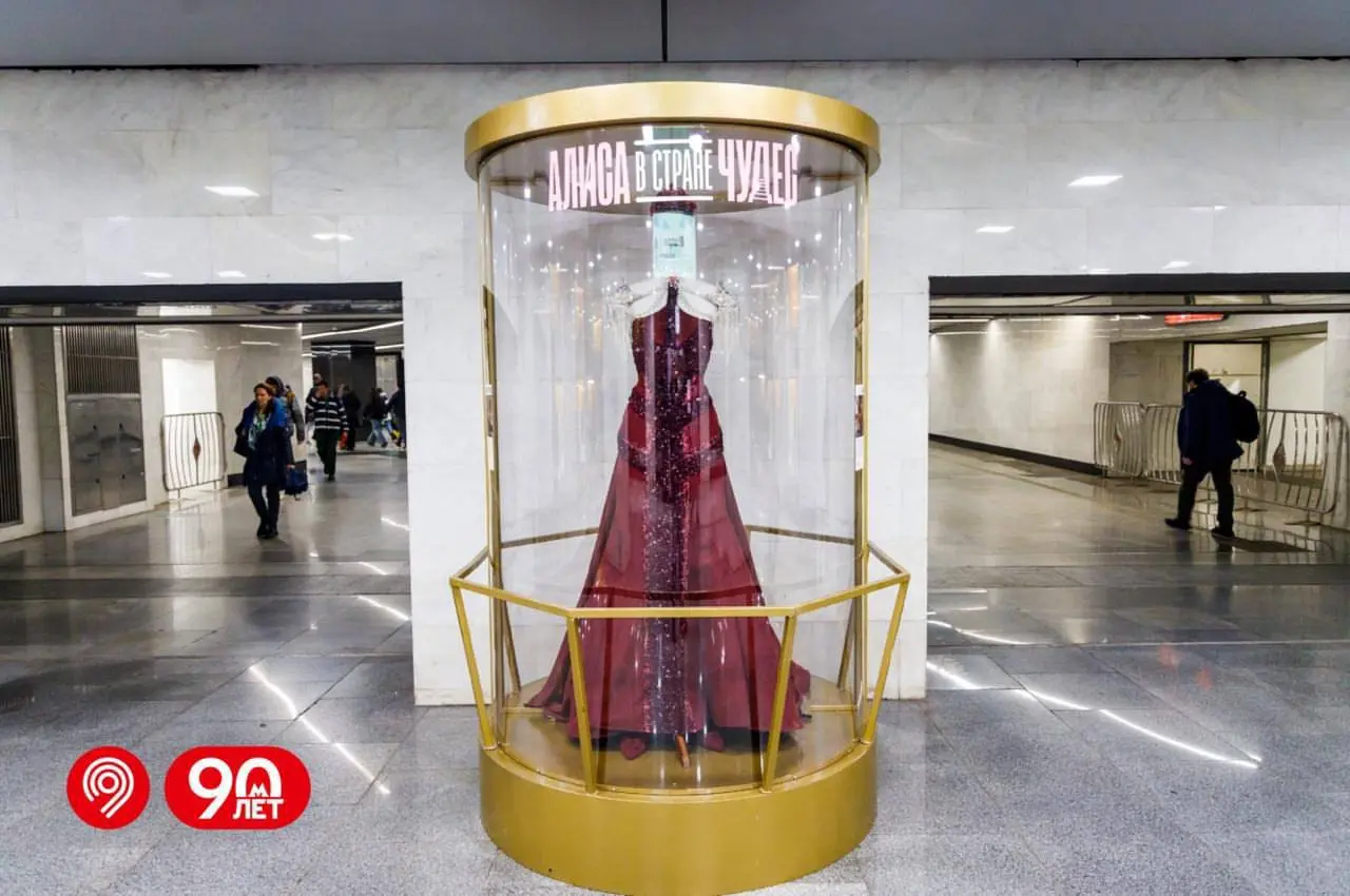 👗В метро открылась сказочная выставка костюмов из «Алисы в Стране Чудес»
До 9 ноября включительно
Наряды Алисы, Шляпника, Герцогини, Антипода и Королевы можно увидеть прямо на станциях: 📍«Маяковская»,... | Сетка — социальная сеть от hh.ru
