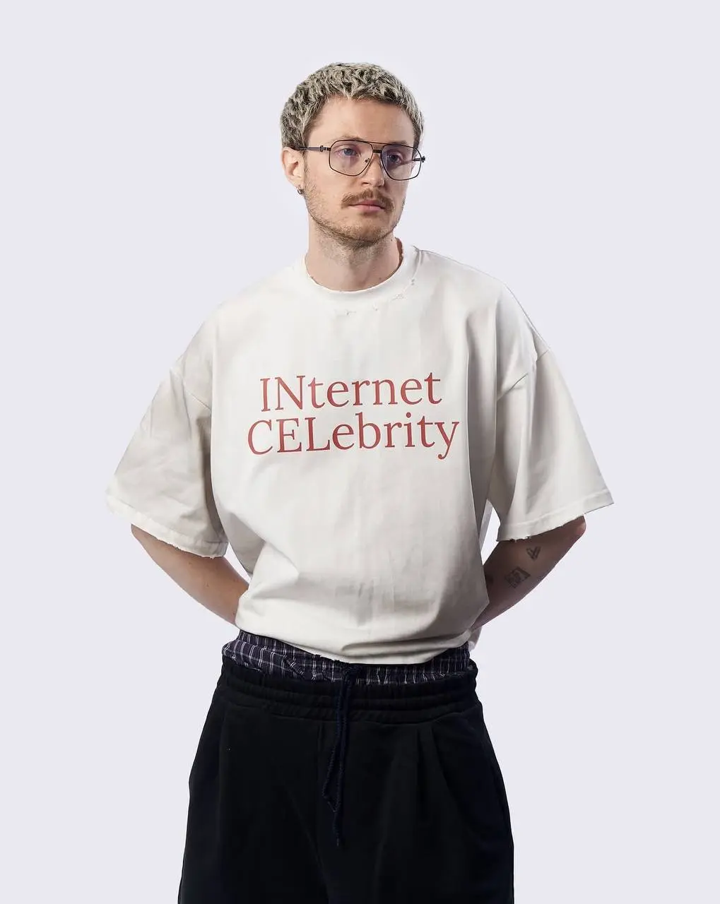 Парни, лучше сядьте: российский бренд Sacs Brand выпустил футболки Internet Celebrity с секретным кодом.
Вы знаете, кому это можно подарить. | Сетка — социальная сеть от hh.ru