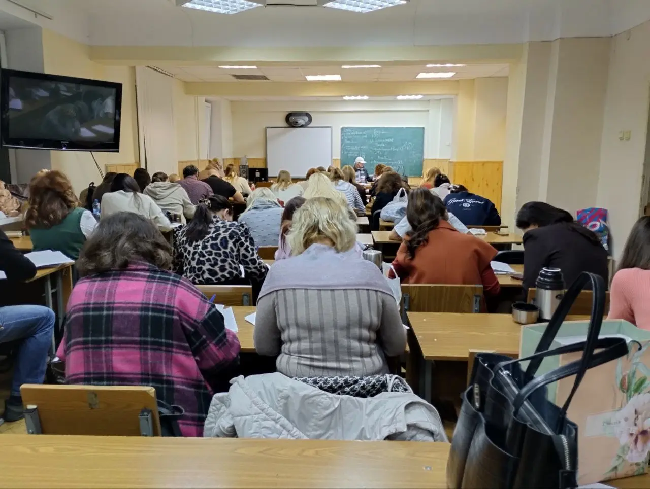 Был сегодня на экзамене на нашем ЮФУшном психфаке.
Встретил знакомые лица. Радостных и счастливых коллег. Очередной набор психологов экзамены сдали | Сетка — социальная сеть от hh.ru
