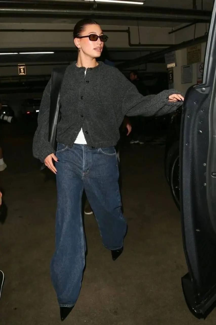 #CelebrityLooks
Hailey Bieber 🫀 — одна из главных икон стиля XXI века: её образы простые, но всегда с изюминкой — деталью, которая делает вид интереснее | Сетка — социальная сеть от hh.ru