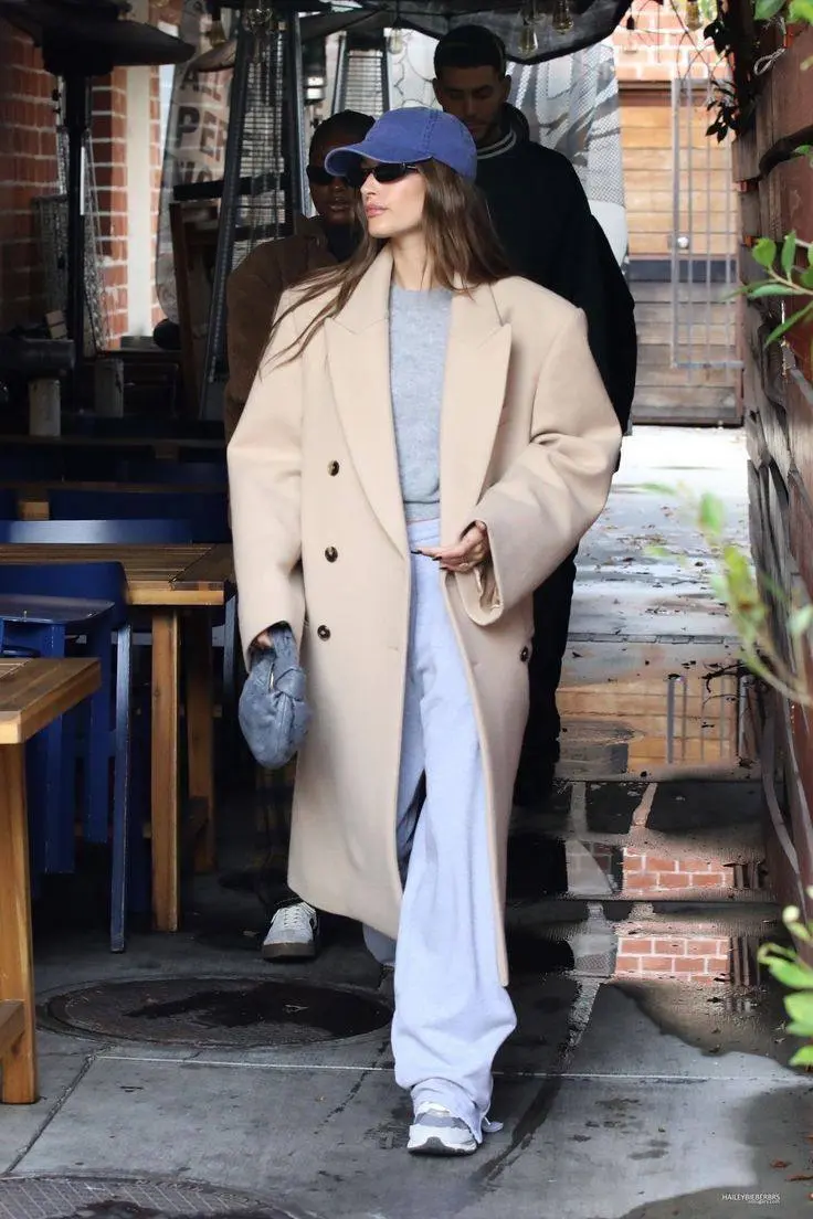 #CelebrityLooks
Hailey Bieber 🫀 — одна из главных икон стиля XXI века: её образы простые, но всегда с изюминкой — деталью, которая делает вид интереснее | Сетка — социальная сеть от hh.ru