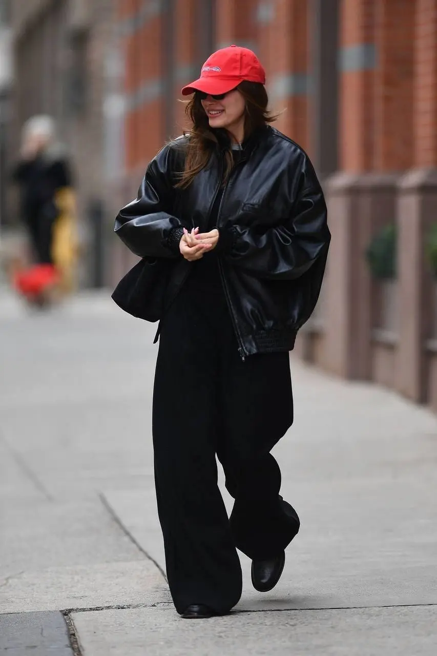 #CelebrityLooks
Hailey Bieber 🫀 — одна из главных икон стиля XXI века: её образы простые, но всегда с изюминкой — деталью, которая делает вид интереснее | Сетка — социальная сеть от hh.ru