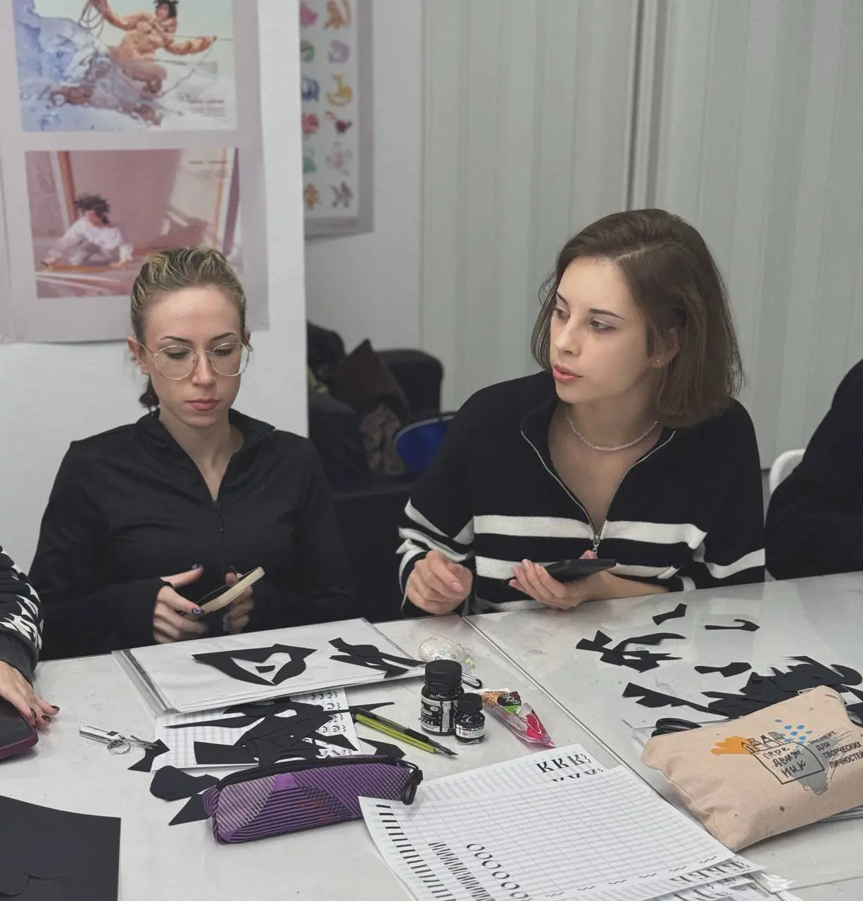Сегодня на уроке леттеринга в институте бизнеса и дизайна мы делали очень творческое упражнение искали интересные формы букв с помощью бумажек! Если вы в ступоре, очень рекомендую это упражнение ❤️‍🔥
... | Сетка — социальная сеть от hh.ru