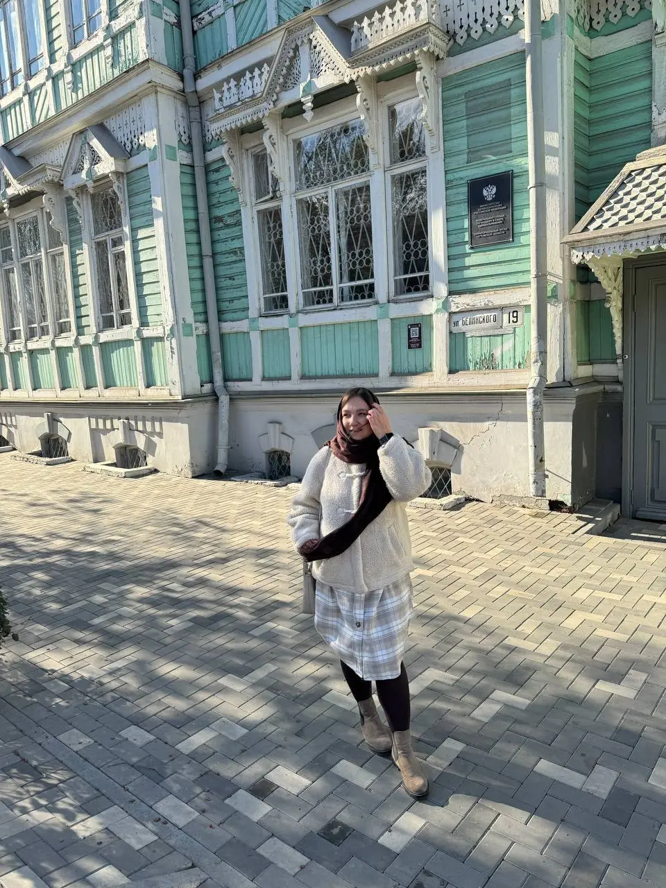 В трех часах езды от нашего города находится такая старинная красота ❤️
Томские купеческие усадьбы и шикарные виды на реку Томь создают особенный осенний вайб🌼✨
А погода то какая ммм🌞 | Сетка — социальная сеть от hh.ru