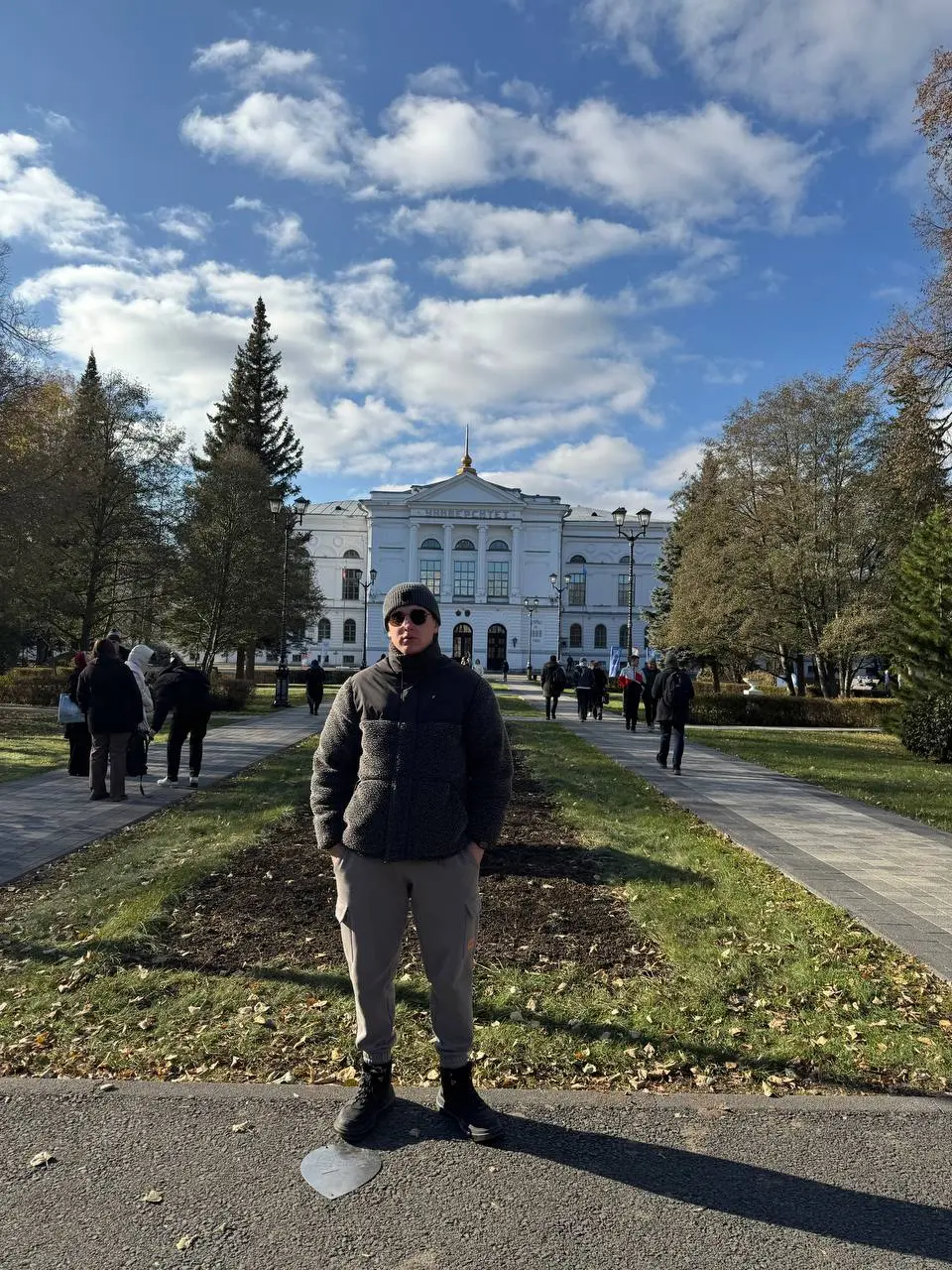 В трех часах езды от нашего города находится такая старинная красота ❤️
Томские купеческие усадьбы и шикарные виды на реку Томь создают особенный осенний вайб🌼✨
А погода то какая ммм🌞 | Сетка — социальная сеть от hh.ru