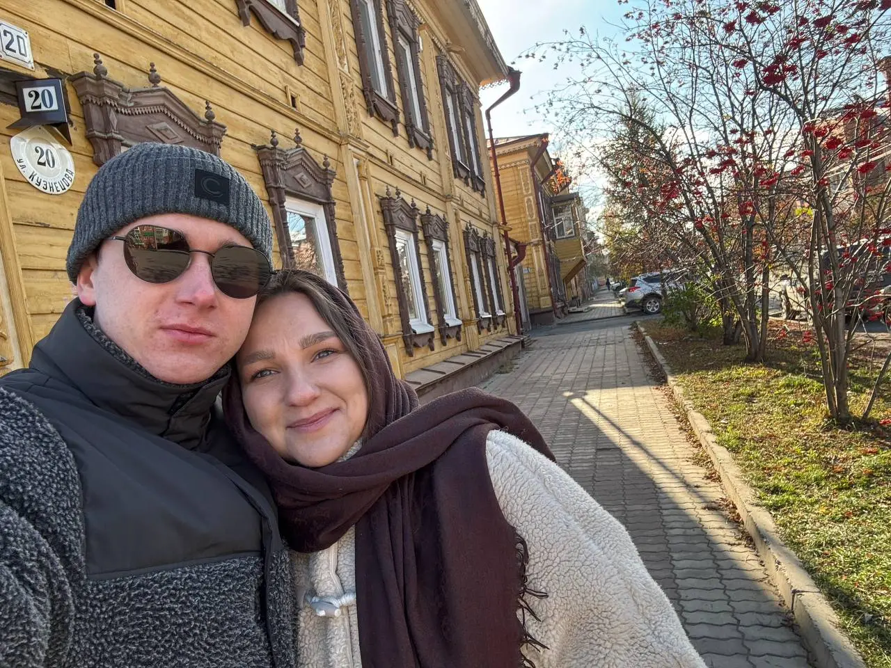 В трех часах езды от нашего города находится такая старинная красота ❤️
Томские купеческие усадьбы и шикарные виды на реку Томь создают особенный осенний вайб🌼✨
А погода то какая ммм🌞 | Сетка — социальная сеть от hh.ru