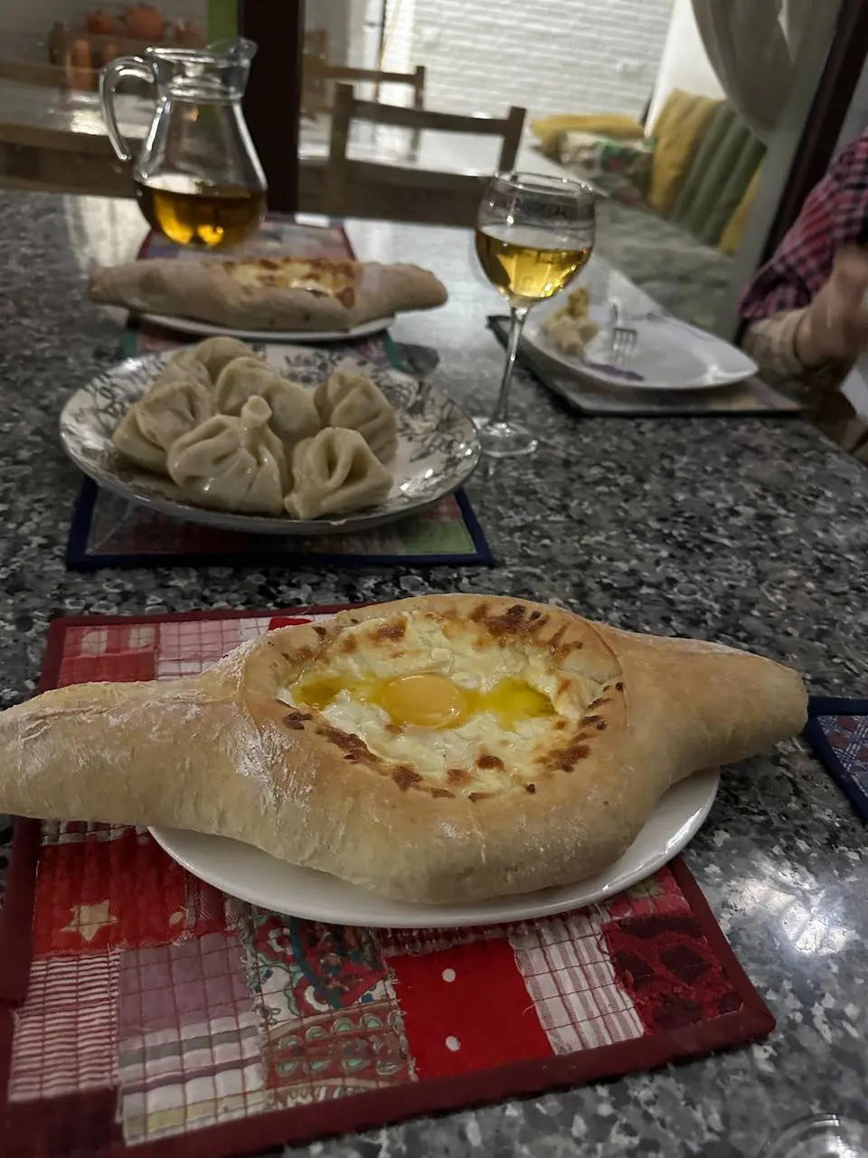 👨‍🍳Контент выходного дня: недавно ходил на мастер-класс по грузинской кухне. Такую красоту приготовили.
Оказалось, что самое сложное в хинкали тесто. Его надо очень долго месить. Это вам не пельмени | Сетка — социальная сеть от hh.ru