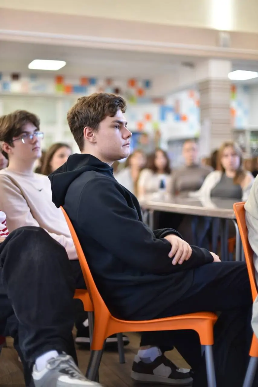 В пятницу встречались с замечательными детьми в 489 школе СПб, говорили о смысле и пользе чтения, о том чем книга отличается от других средств коммуникации, почему ИИ никогда не заменит человека в лит... | Сетка — социальная сеть от hh.ru