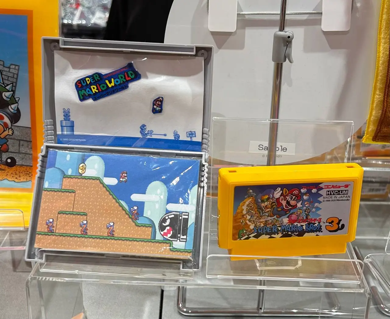 А помните Супер Марио?
Случайно попала в огромный магазин Nintendo. Куча мерча с Марио и второстепенными персонажами игры.
Что зацепило:
1. Вещи не только для детей, но и родителей | Сетка — социальная сеть от hh.ru