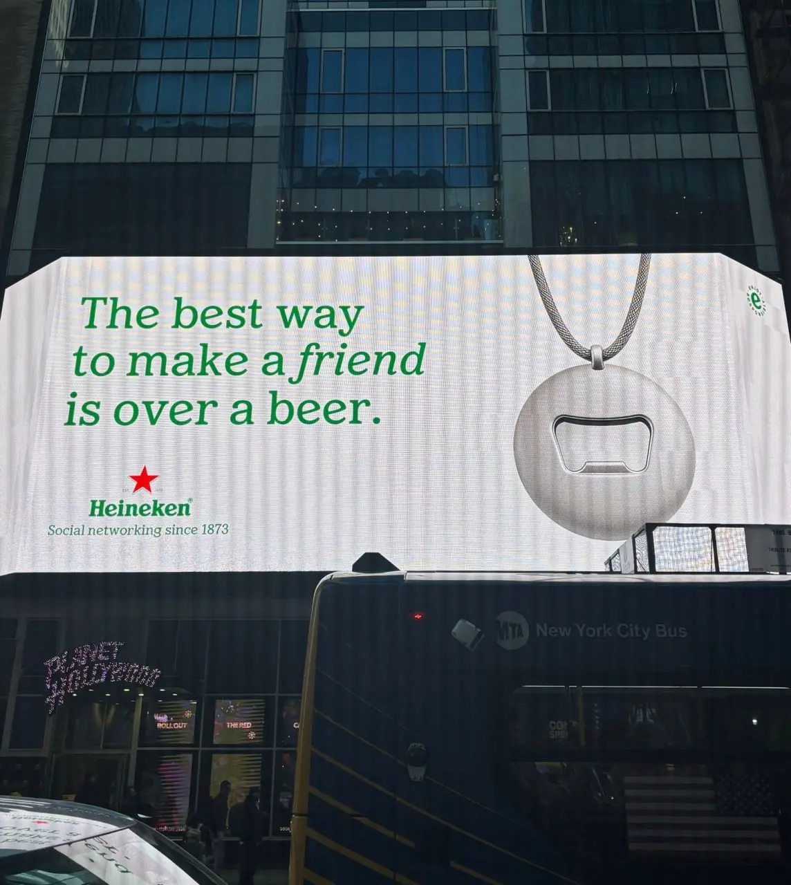В Нью-Йорке заметили топовую наружку от Heineken: «Лучший способ завести друга — за пивом» | Сетка — социальная сеть от hh.ru