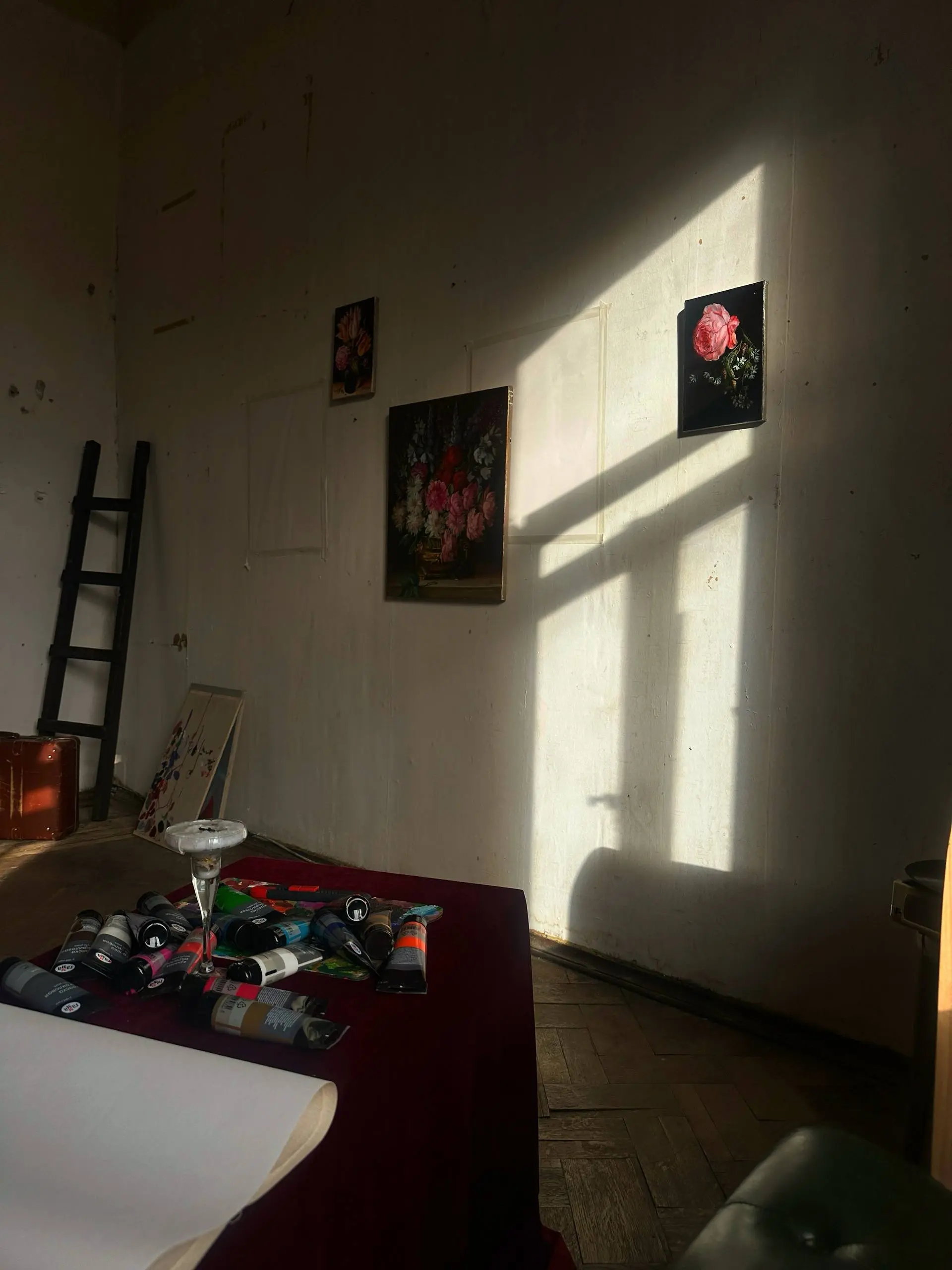 Залитая солнцем мастерская и обсуждение грядущей выставки в М7 artrooms | Сетка — социальная сеть от hh.ru