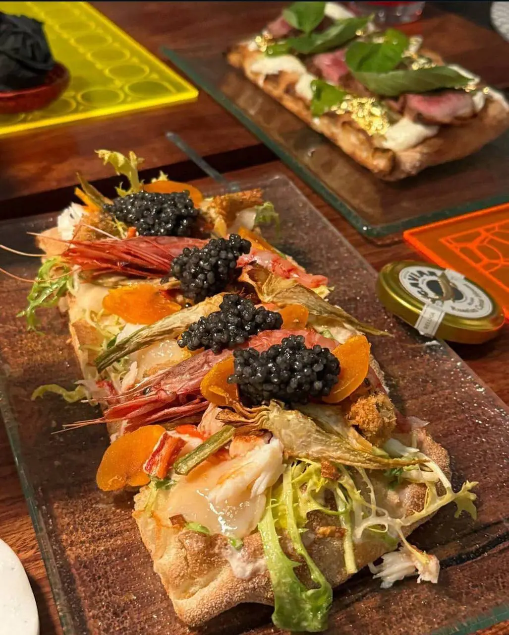 🍕 Пиццу за 37 500 рублей подают в московском ресторане. В составе: буфалина, вагю и сусальное золото.
Дополнительно можно добавить черную икру за 9 тысяч. | Сетка — социальная сеть от hh.ru