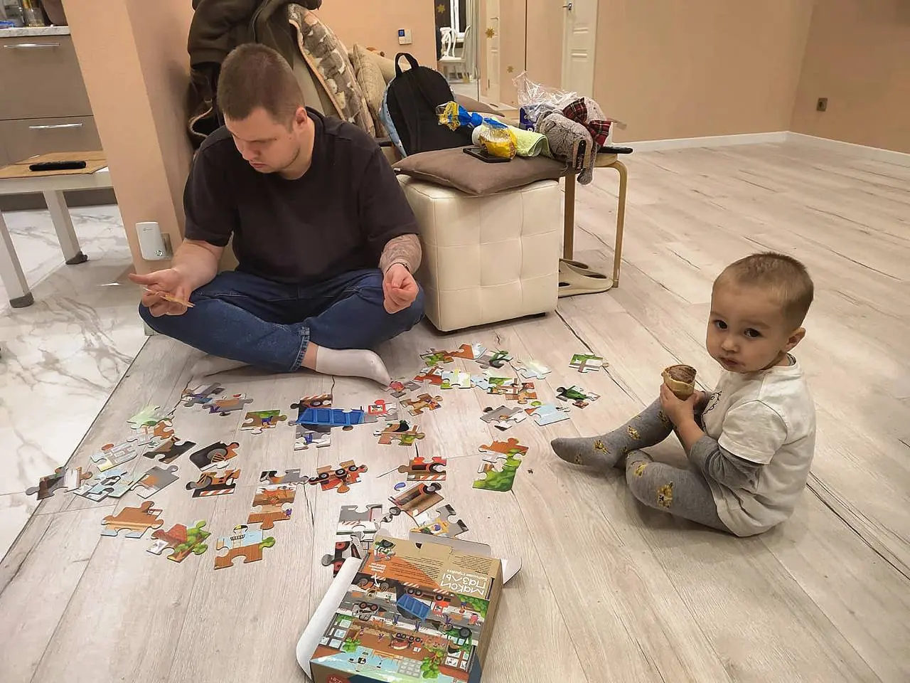 Заезжали вчера в гости к моим родителям.
Сыну подарили мозаику, мне зашло точно, а Егору, точно меньше чем мороженное 😆 | Сетка — социальная сеть от hh.ru